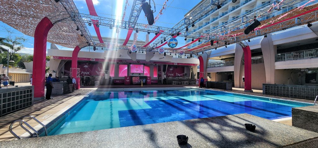 Hotel Riu Caribe Pool Party