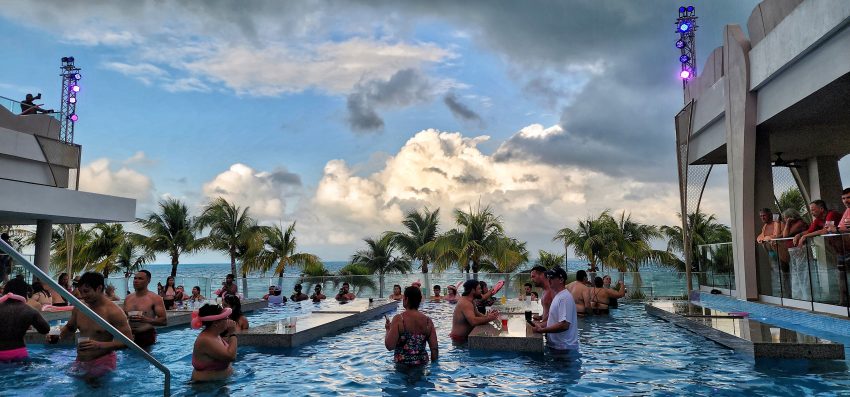 Hotel Riu Caribe Pool Party (7)