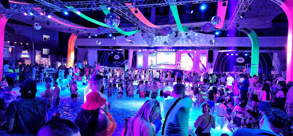 Hotel Riu Caribe Pool Party packed