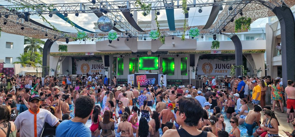 Hotel Riu Caribe Pool Party wild