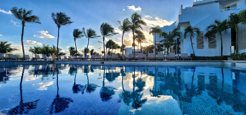 Hotel Riu Caribe Pool Refection