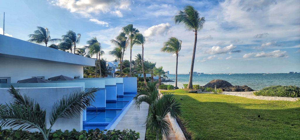 Hotel Riu Caribe swimouts view